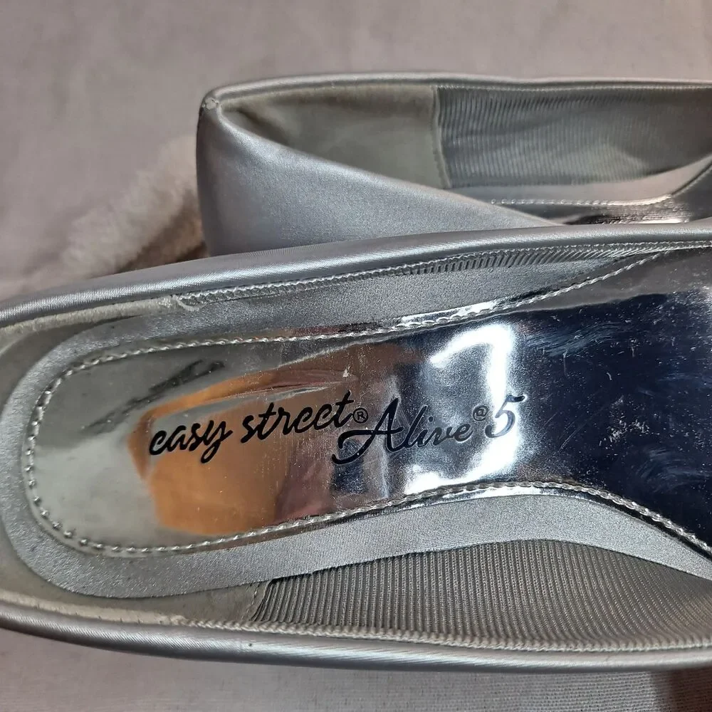 EASY STREET ALIVE 5 Heels Womens Sz 7M Silver Strap Eloise Almond Slip On Pump
